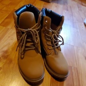 Boots size 7 never worn boots